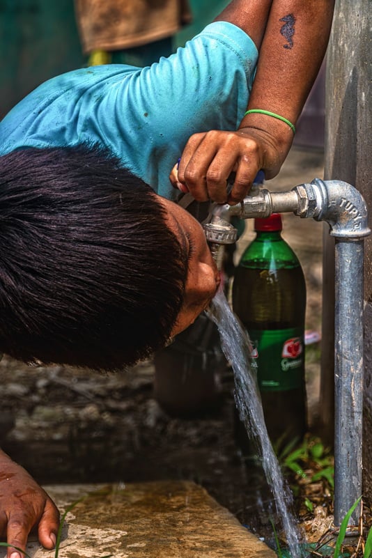 Nino-consume-agua-de-uno-de-los-sistemas-de-recoleccion-instalado-en-la-reserva-Pilon-Lajas